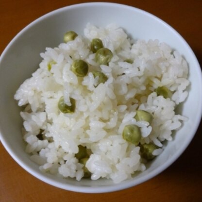 産直市場でエンドウ豆を購入したので、作らせていただきました！
鞘の茹で汁で炊くと、豆の風味がすごく感じられますね(*^▽^*)
とても美味しくいただきました♪